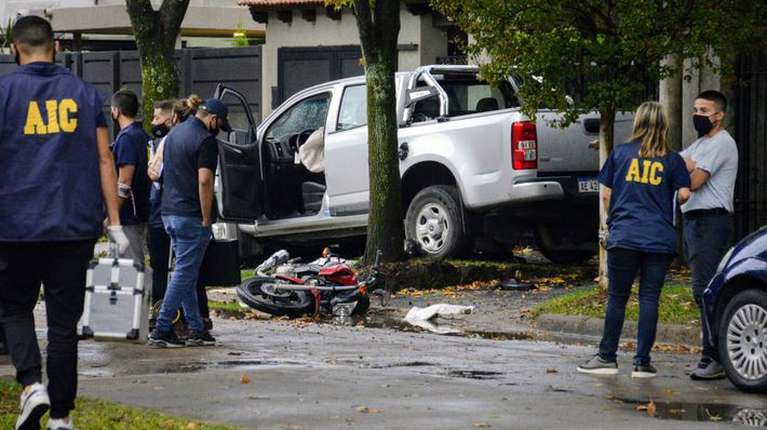 La policía realizando las pericias en el lugar del hecho