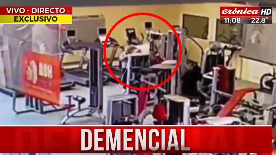 Así ocurrió el brutal crimen en un hombre en un gimnasio. (Captura video)