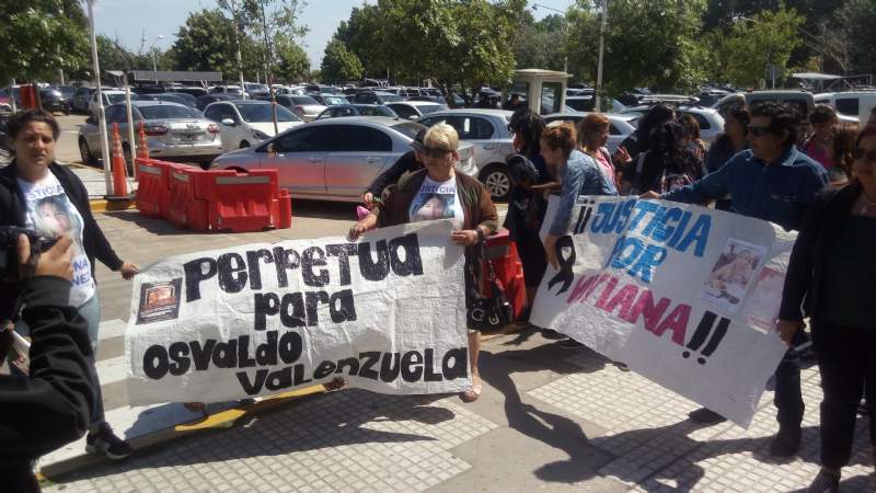 Familiares de la víctima  reclamando justicia