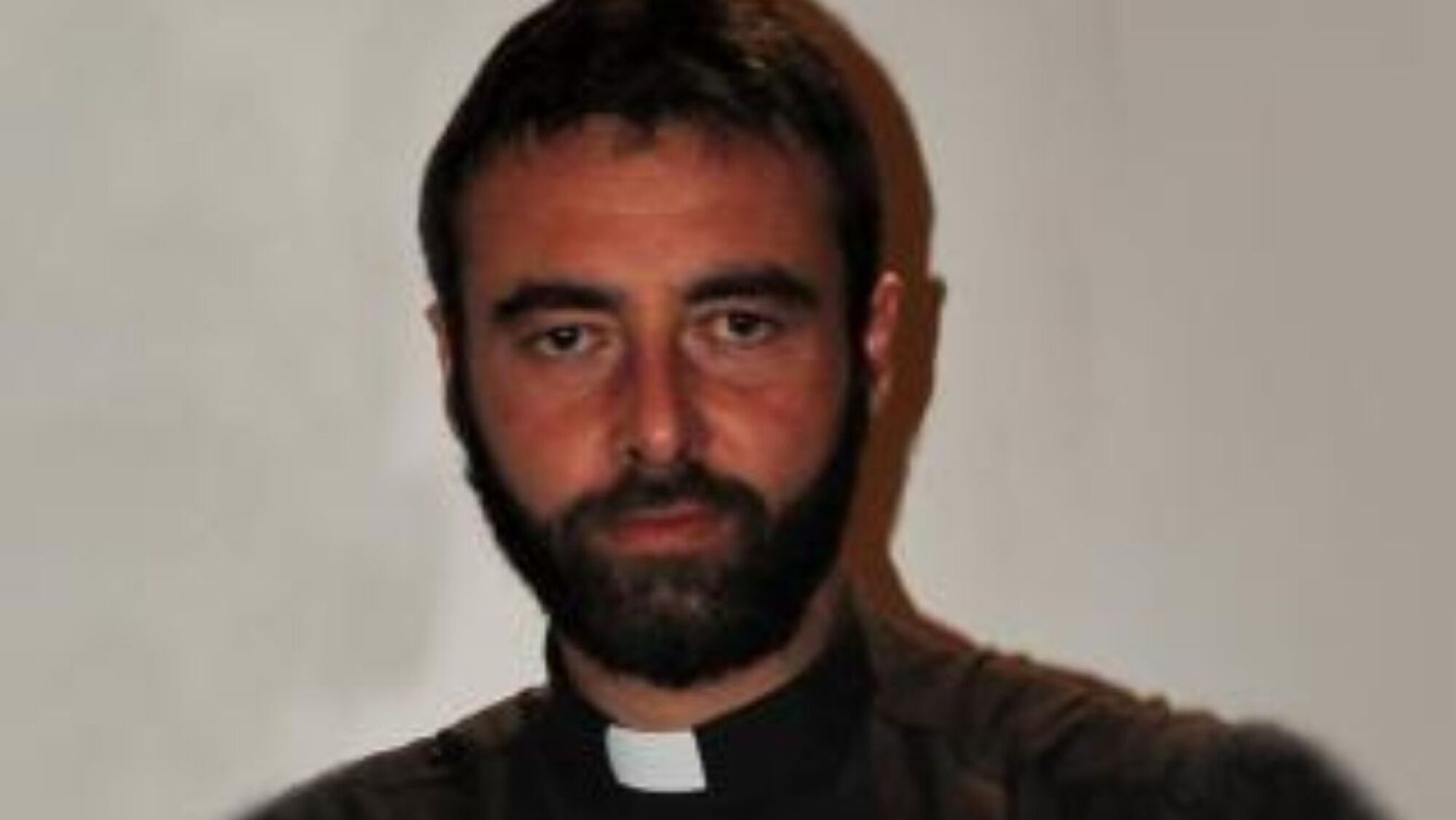 Riccardo Ceccobelli, el ahora ex párraco de 41 años que hizo el anuncio frente a sus feligreses en una iglesia de Perugia, Italia.