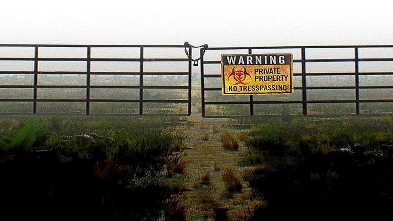 La entrada del rancho Skinwalker, con una advertencia de peligro.