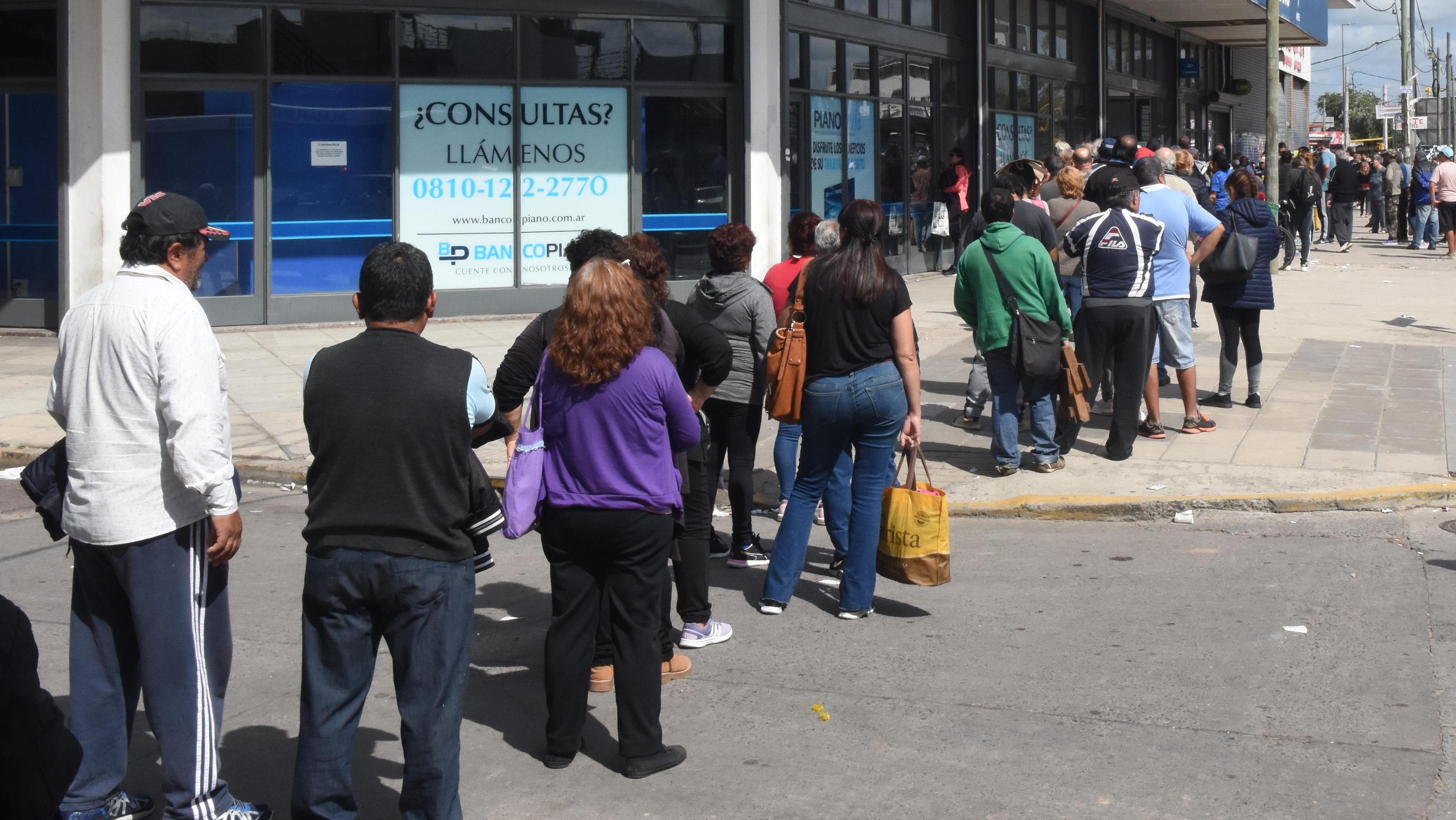 Ya están definidas las fechas de cobros sociales durante abril (Pablo Villán/Crónica/Archivo).