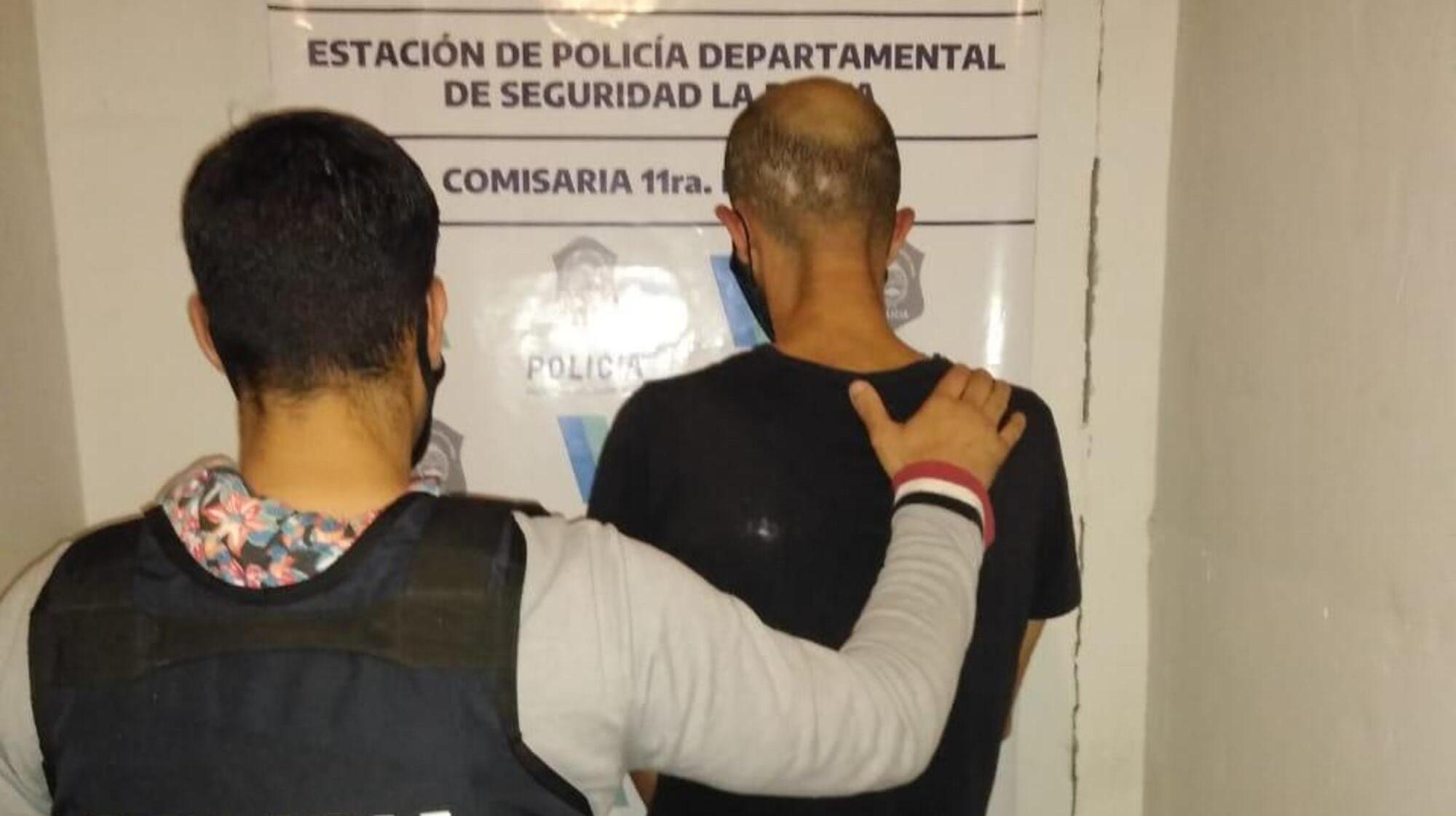 El falso repartidor detenido en la comisaría platense.