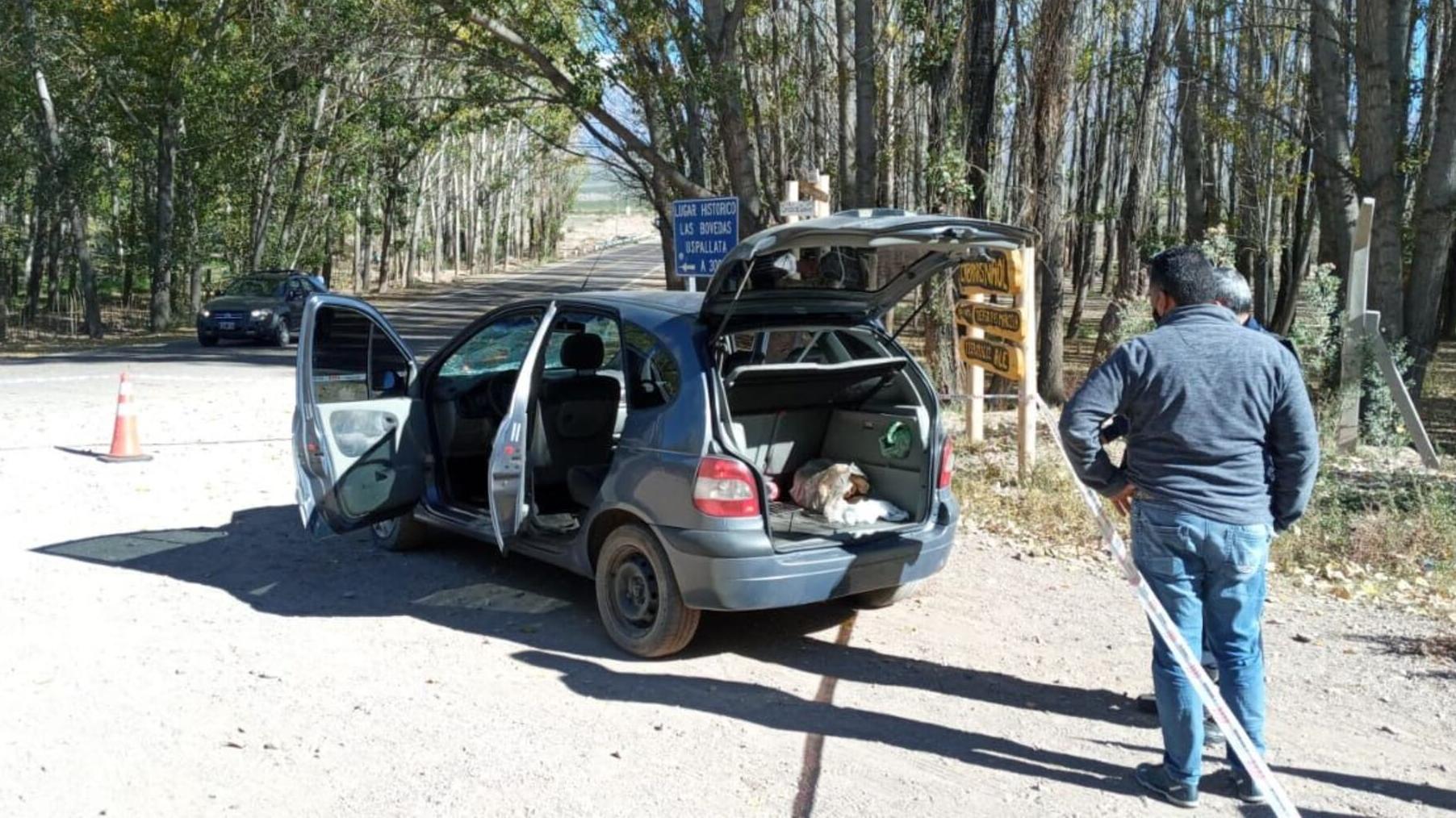 En un control policial se advirtió que el vehículo en el que circulaban los sospechosos tenía el parabrisas roto (Gentileza Diario Mendoza). 