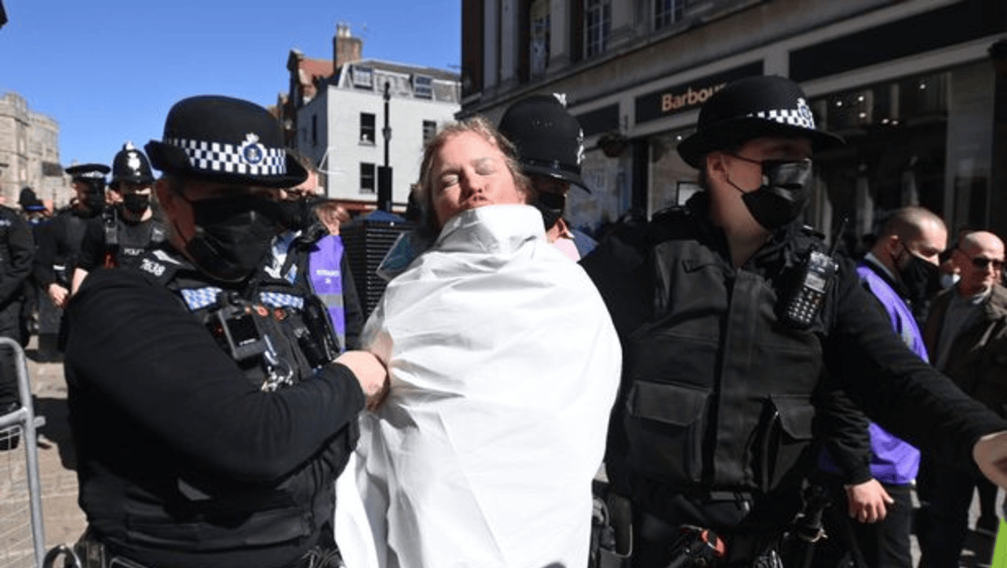 La mujer de 55 años se encuentra ahora bajo custodia policial