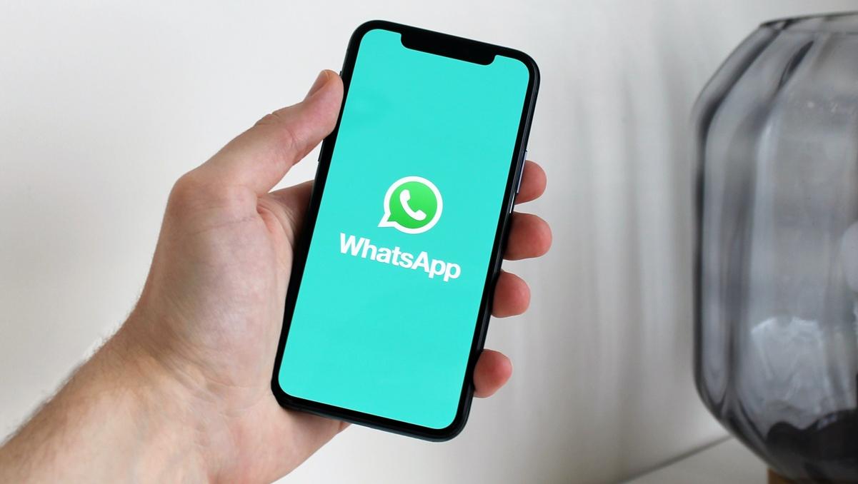 El método consiste en evitar que WhatsApp descargue archivos automáticamente.