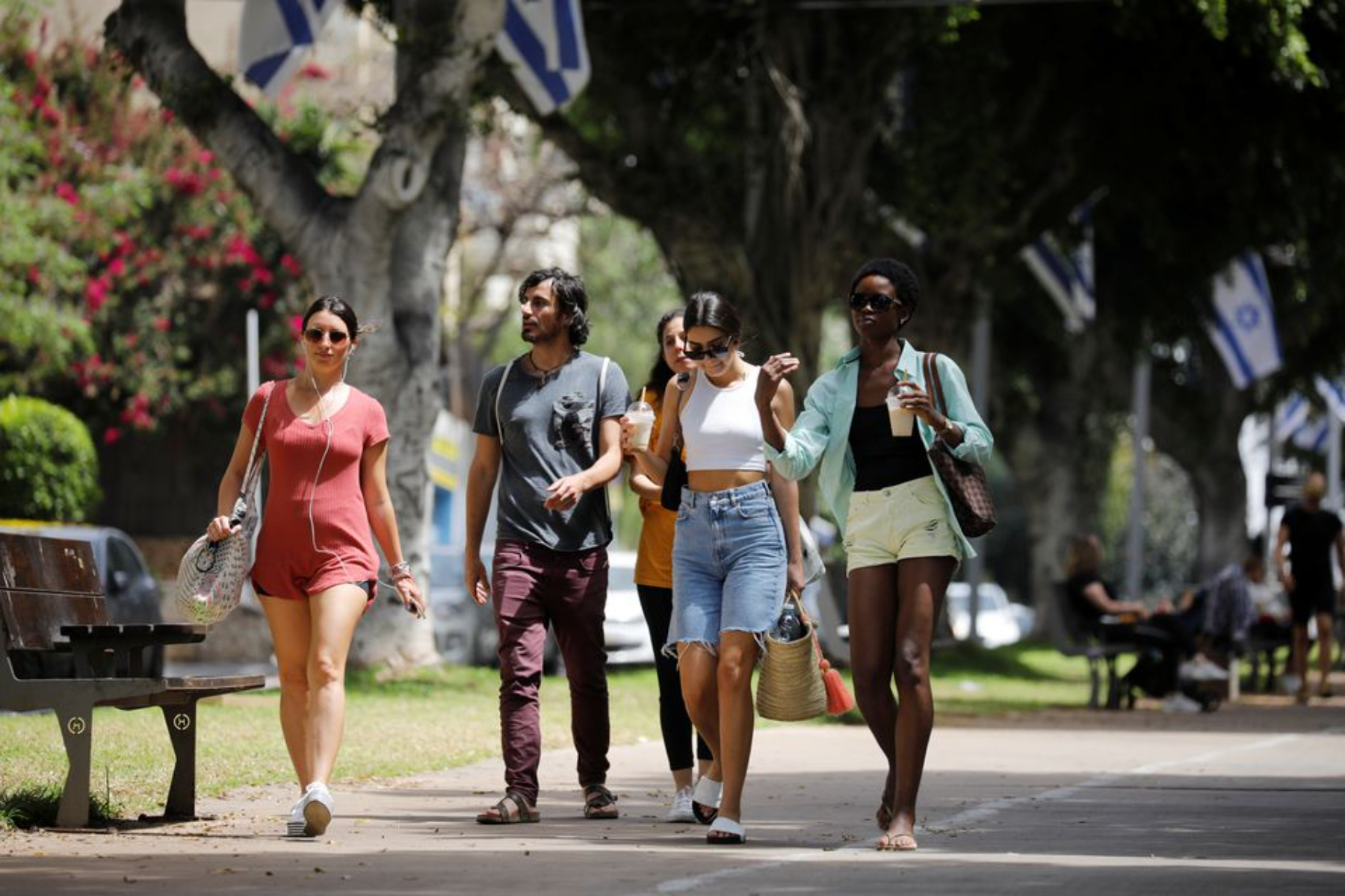 La población camina al aire libre en el medio de una campaña de normalización (Gentileza Reuters). 