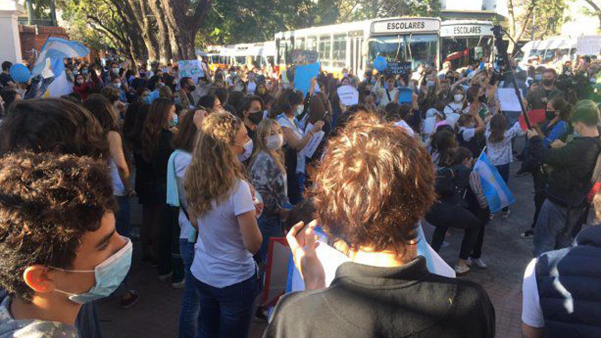 Así protestaban en la Quinta de Olivos en rechazo al DNU que suspende las clases presenciales (Twitter).