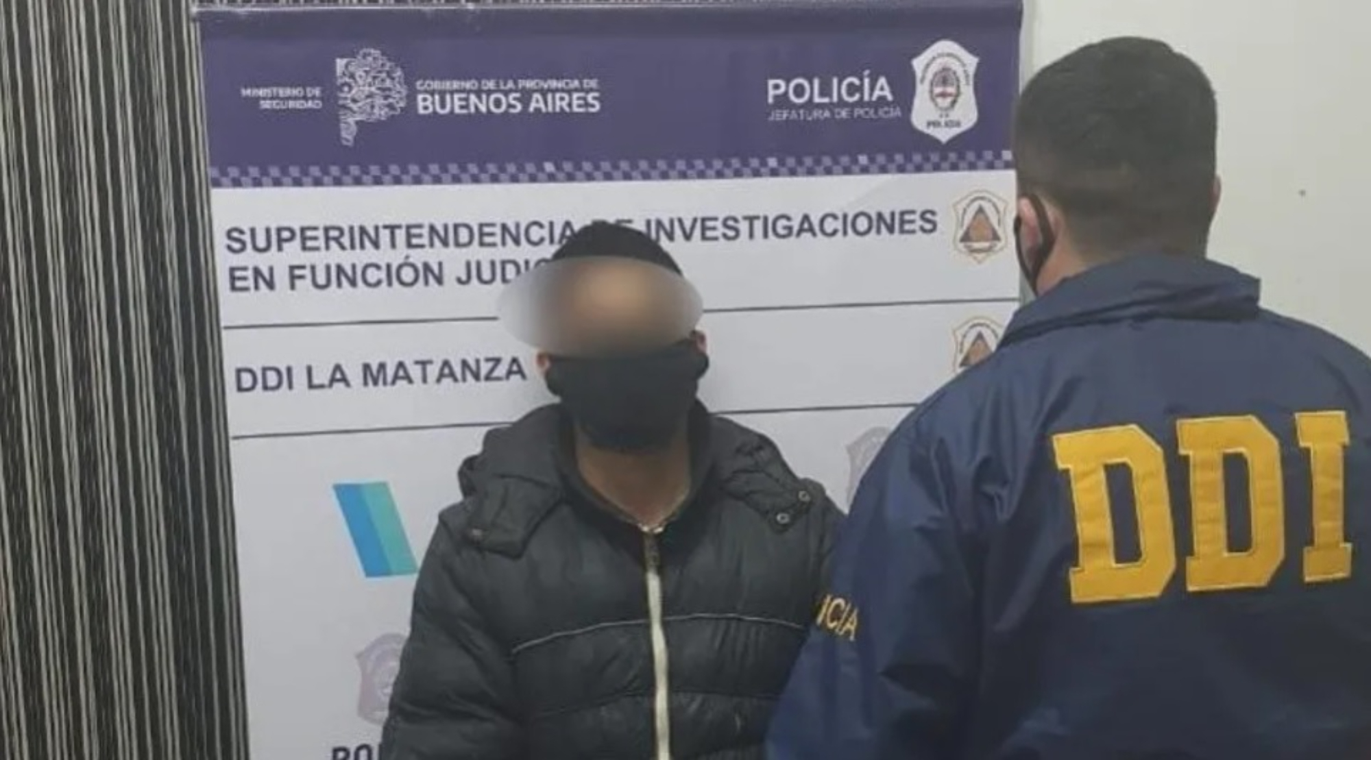 Este es el individuo que fue apresado por los efectivos policiales luego del procedimiento.