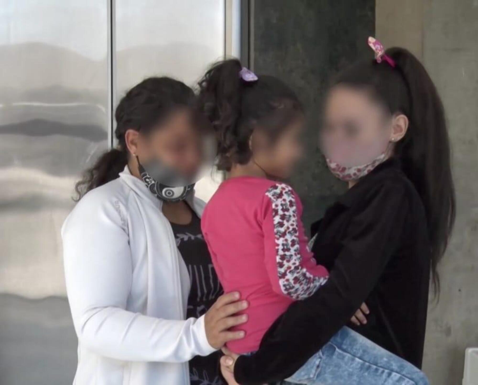 Este es el momento en el que la joven se reencuentra con su madre y abuena de la niña. 