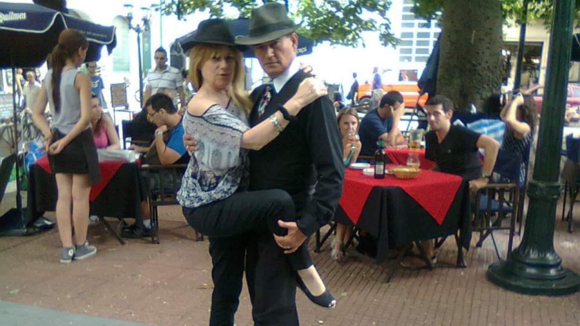 Antes de la pandemia, los bailes de tango eran habituales en las calles. 