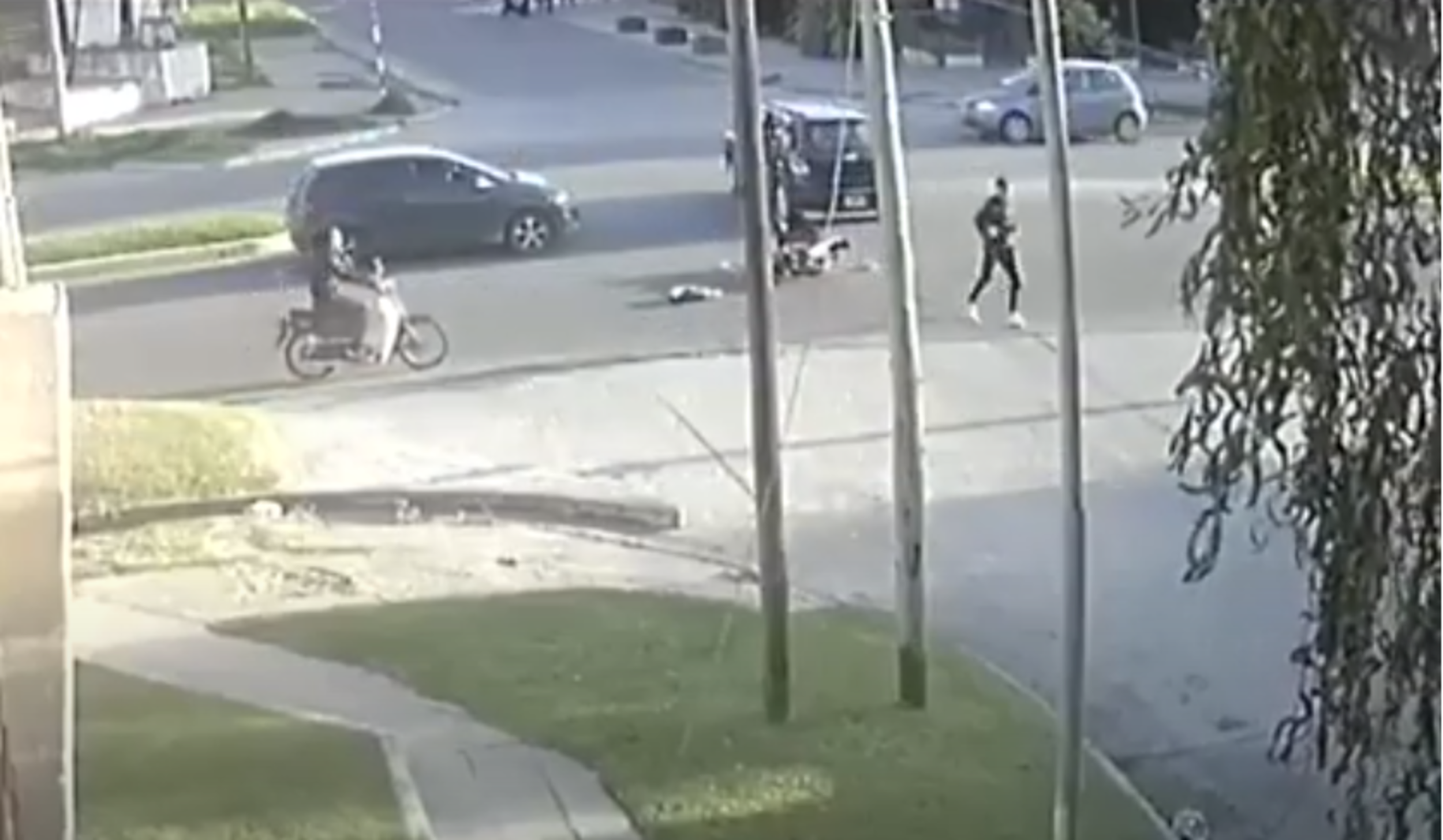 El joven salió caminando como si nada hubiera pasado (Captura de pantalla). 