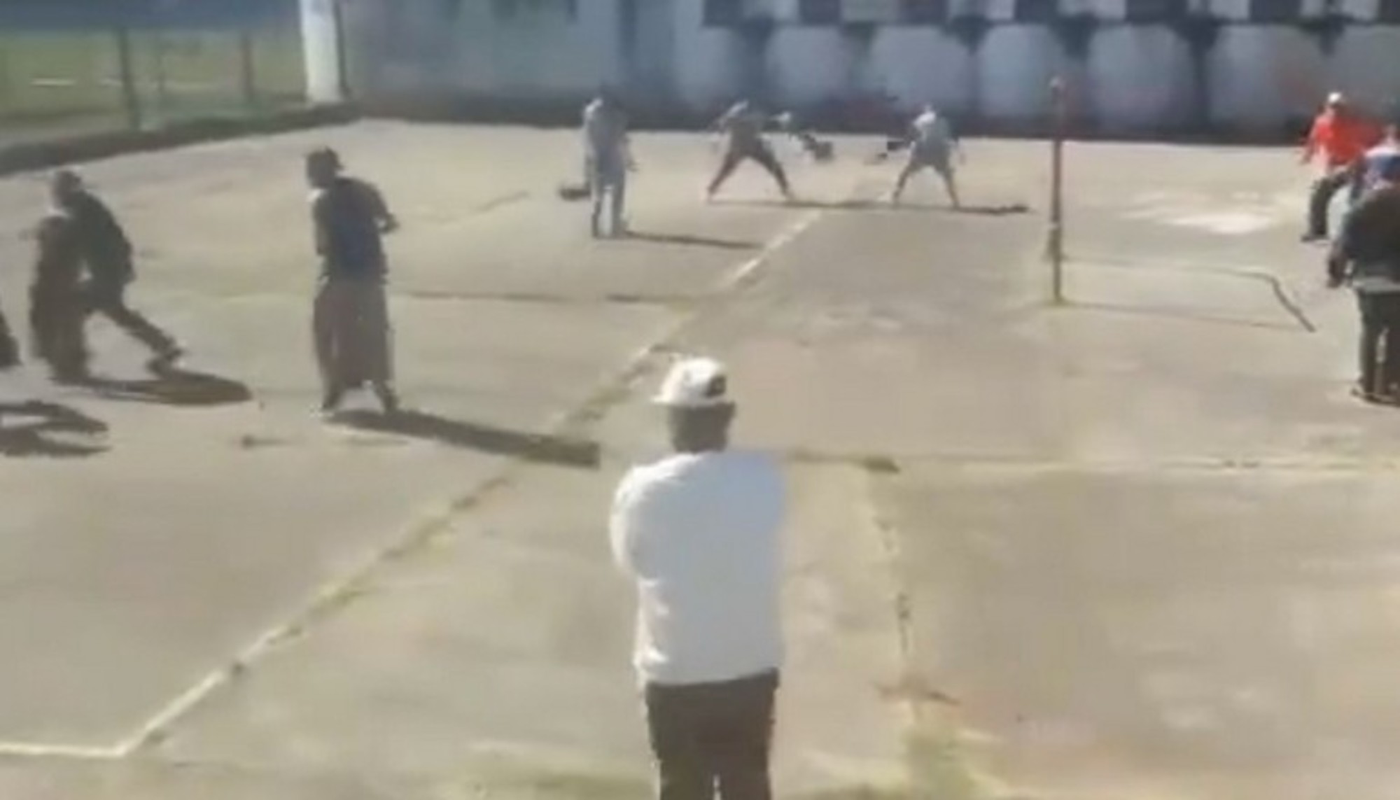 Los reclusos ganaron el patio en una violenta pelea con facas. 