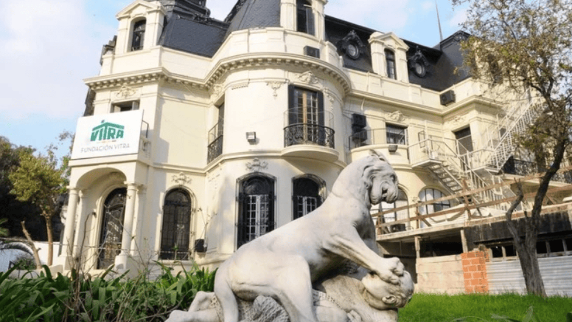 El actual frente de la residencia de Barracas de Eustoquio Díaz Vélez, el dueño que mató a todos los leones que tenía desde cachorros.