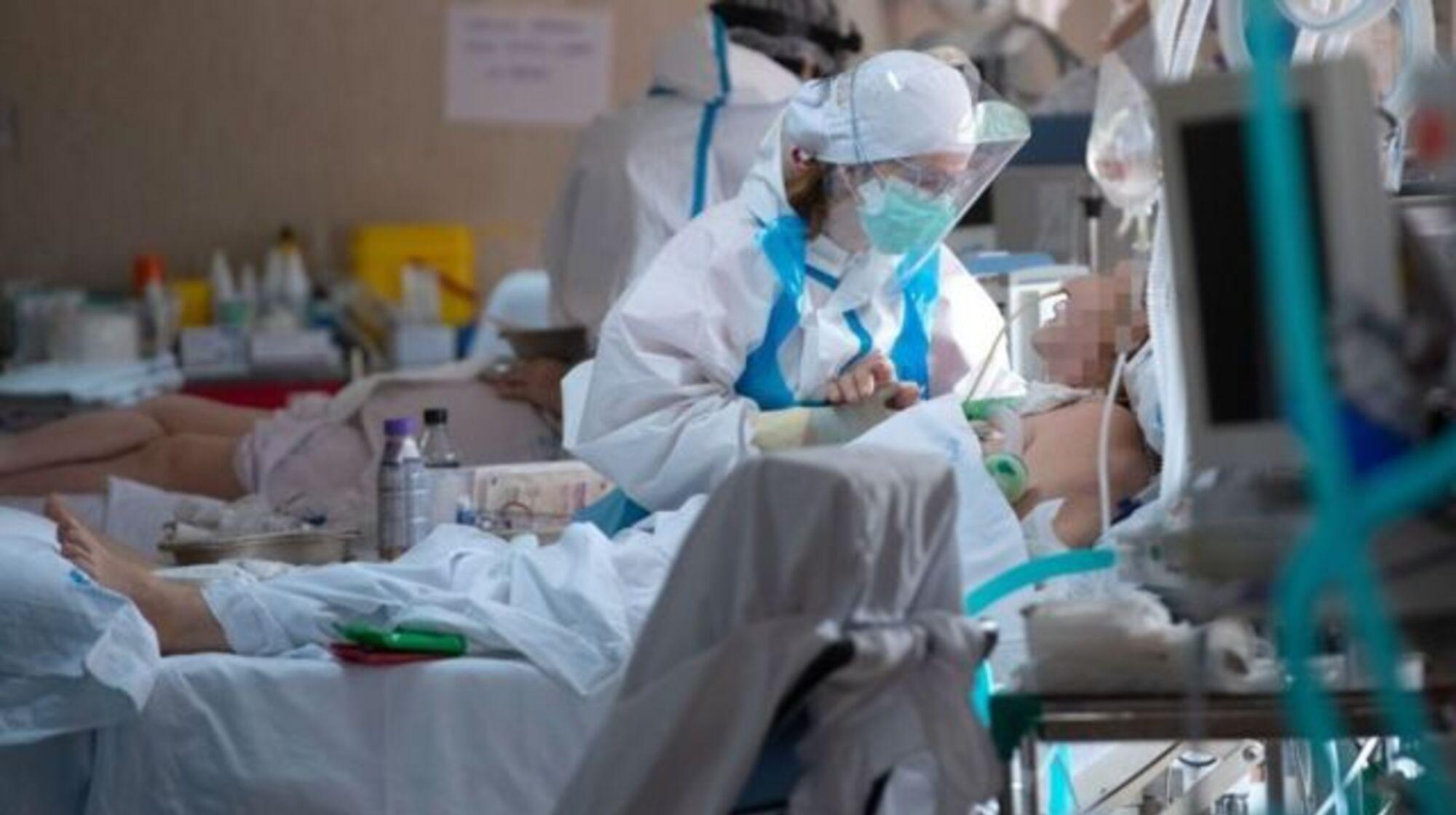 En Perú, una enfermera grabó video con cadáveres y pacientes infectados de Covid-19.