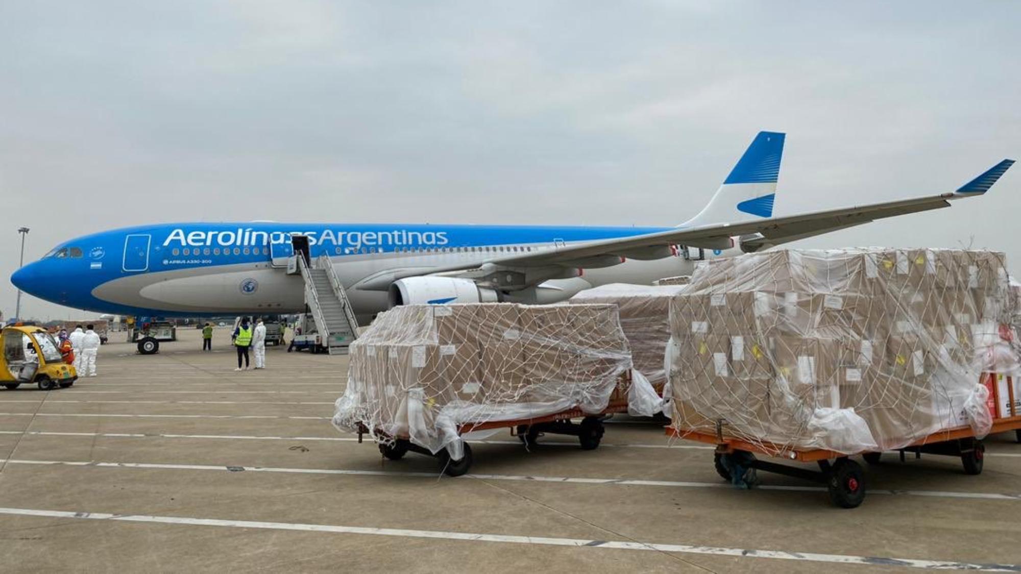 Un vuelo de Aerolíneas Argentinas llegará hoy con más vacunas a Ezeiza.