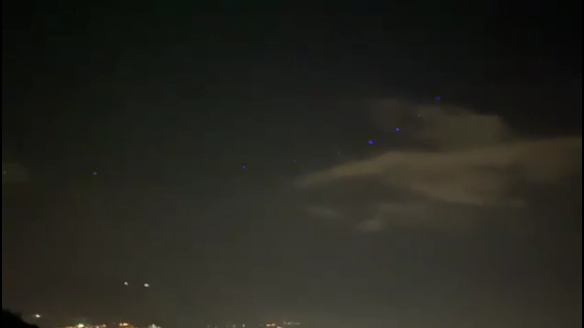 Captaron una flota de OVNIS azules en medio de la noche (Captura video).