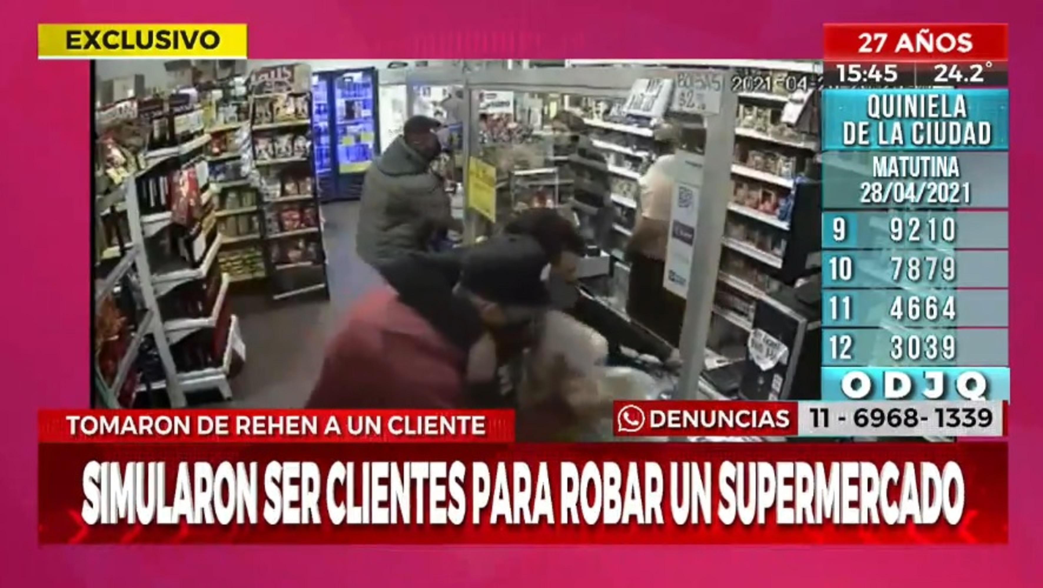 Así delincuentes, que se hicieron pasar por clientes, robaron un supermercado. (Captura video)