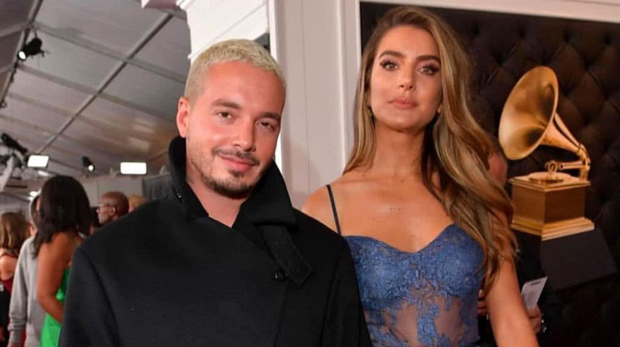 El artista colombiano J Balvin junto a su pareja Valentina Ferrer.