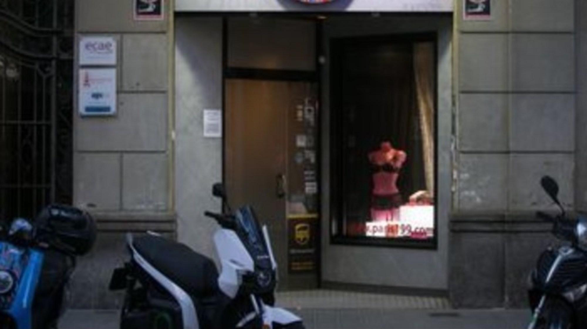 La Guardia Urbana de Barcelona, España, desbarató una orgía en un sex-shop.