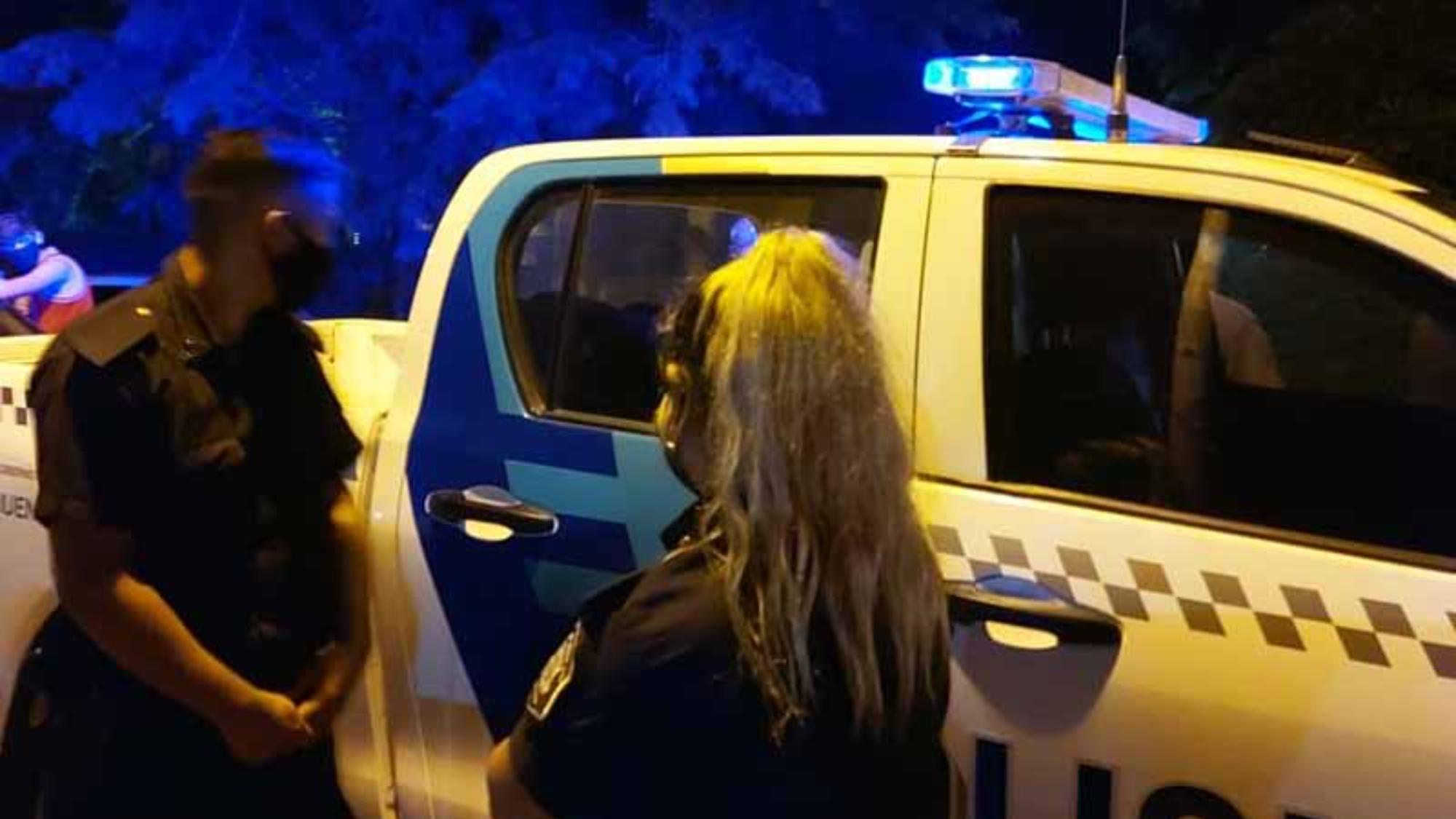 La policía detuvo a un hombre que golpeó a su expareja y la mantuvo cautiva.