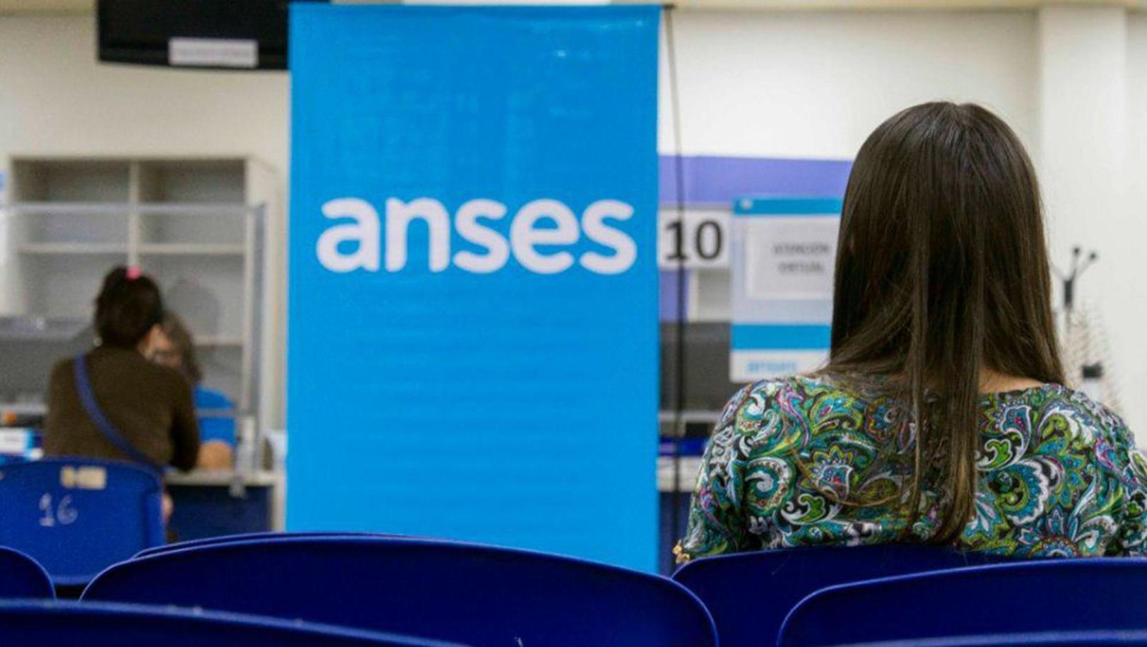 La ANSES confirmó las fechas de pago del refuerzo de 15 mil pesos para quienes reciben asignaciones familiares (Imagen ilustrativa).