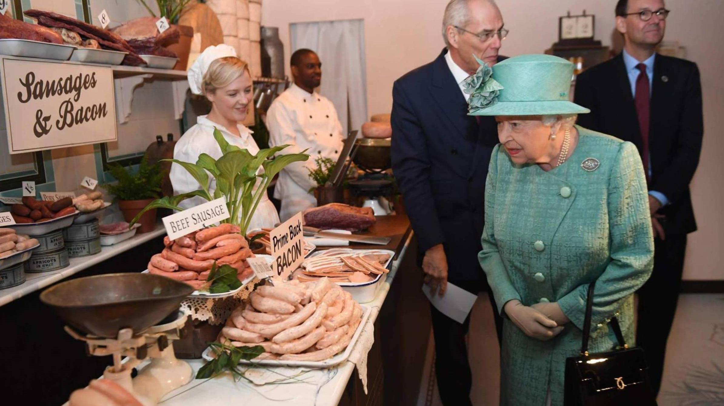 La Reina Isabel II de visita en un supermercado de Londres en 2019 (Gentileza AFP). 