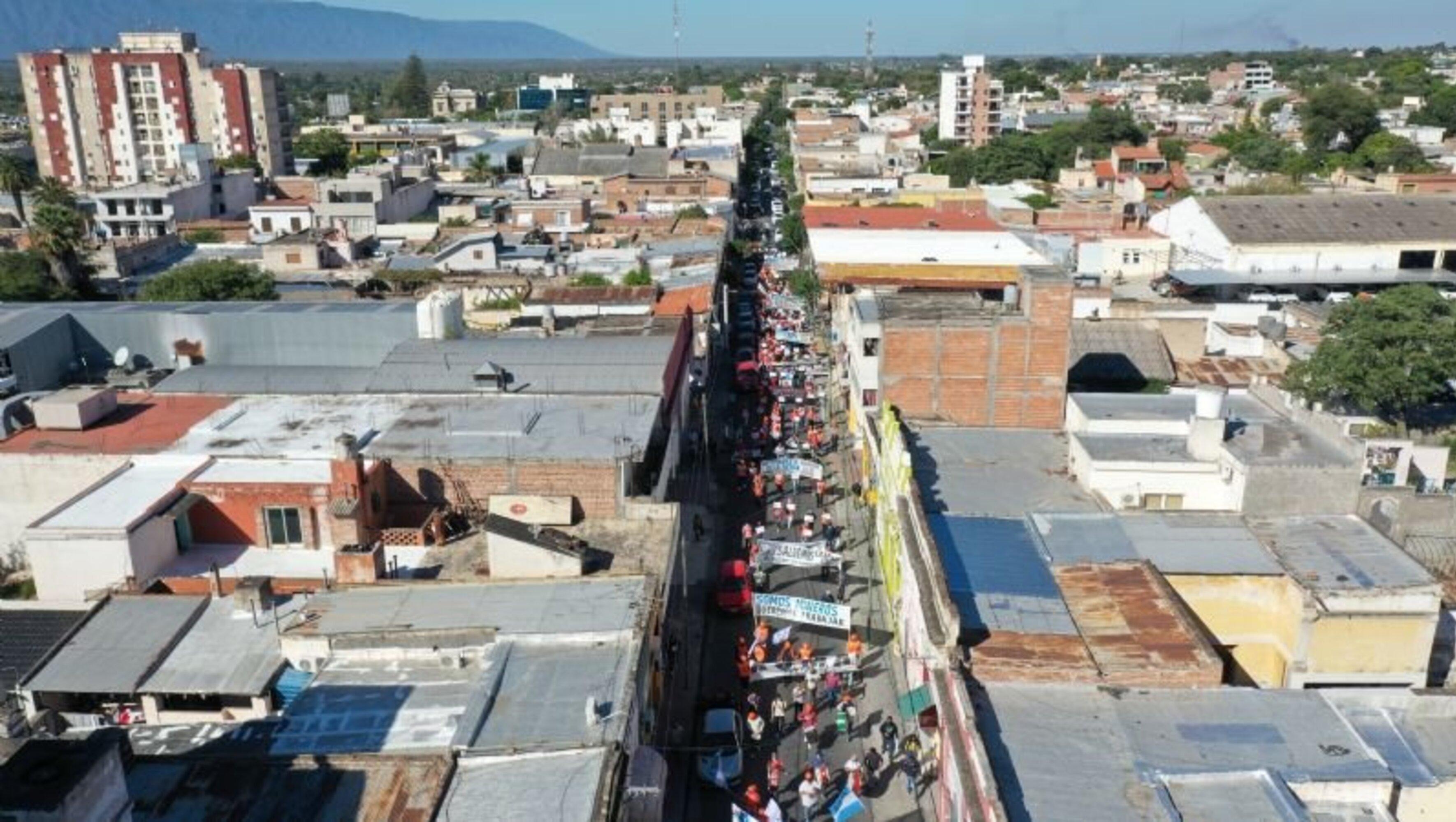 Multitudinaria marcha en Catamarca de promineros en defensa de las fuentes laborales.