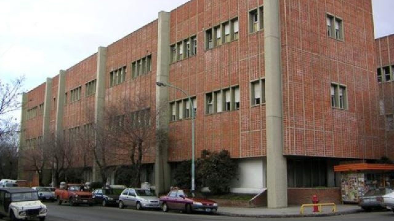 Una joven se presentó a un hospital de Mar del plata con un bebé muerto en la mochila .