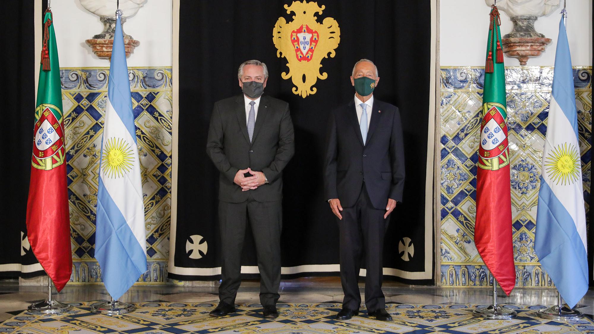 Alberto Fernández fue recibido por su par de Portugal en el inicio de la gira por Europa.