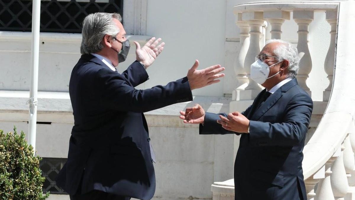 Alberto Fernández (izquierda) saludo a Antonio Costa, Primer Ministro Portugués (derecha).