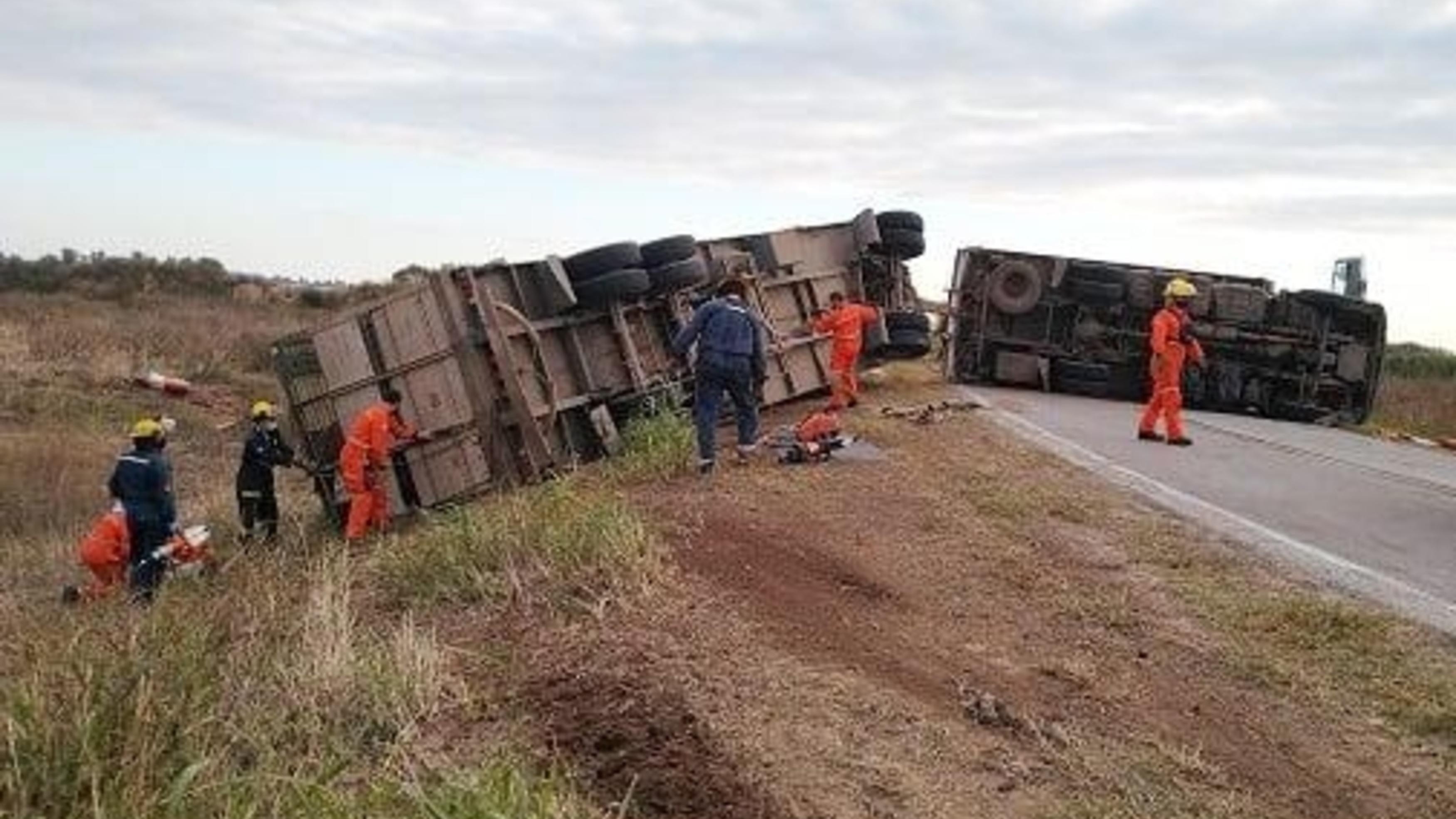 El camión ganadero volcó sobre la ruta provincial 3, en cercanías de la localidad cordobesa de Bell Ville.