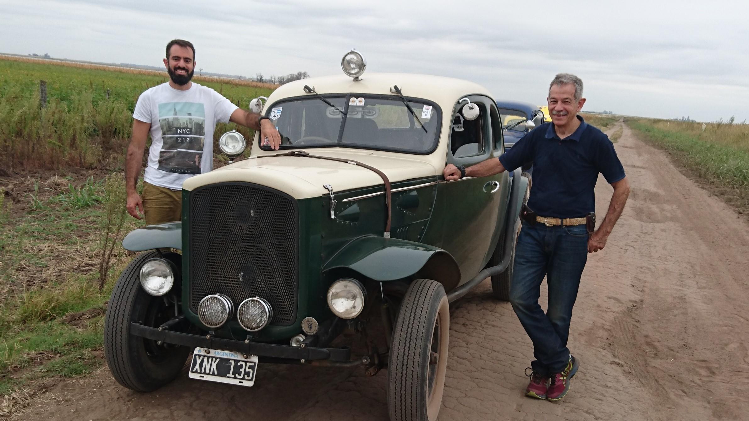 Alberto Corral junto a su hijo, disfrutan de los vehículos de antaño.