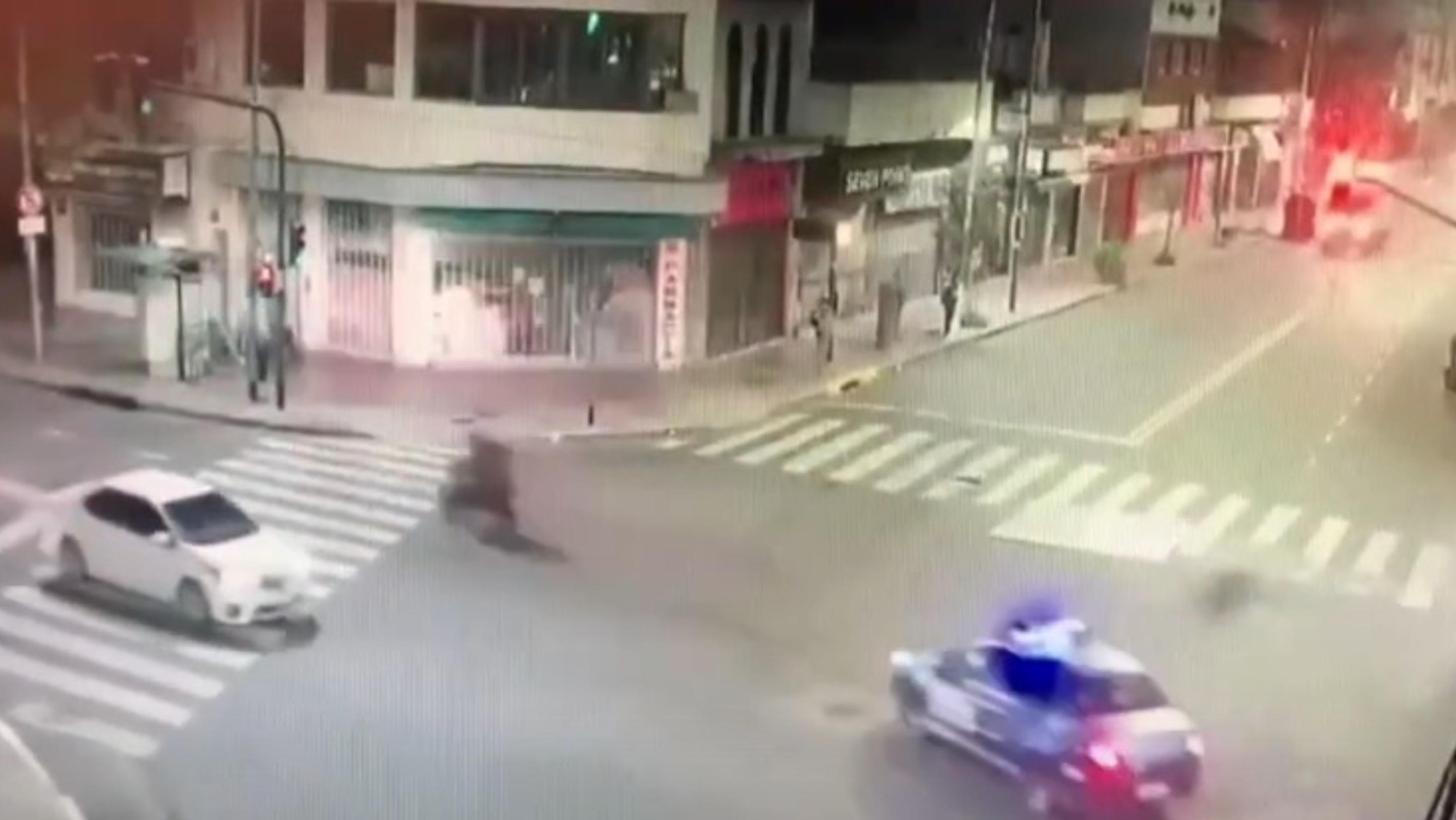 Así la Policía de la Ciudad perseguía y detenía a dos motochorros. (Captura video)