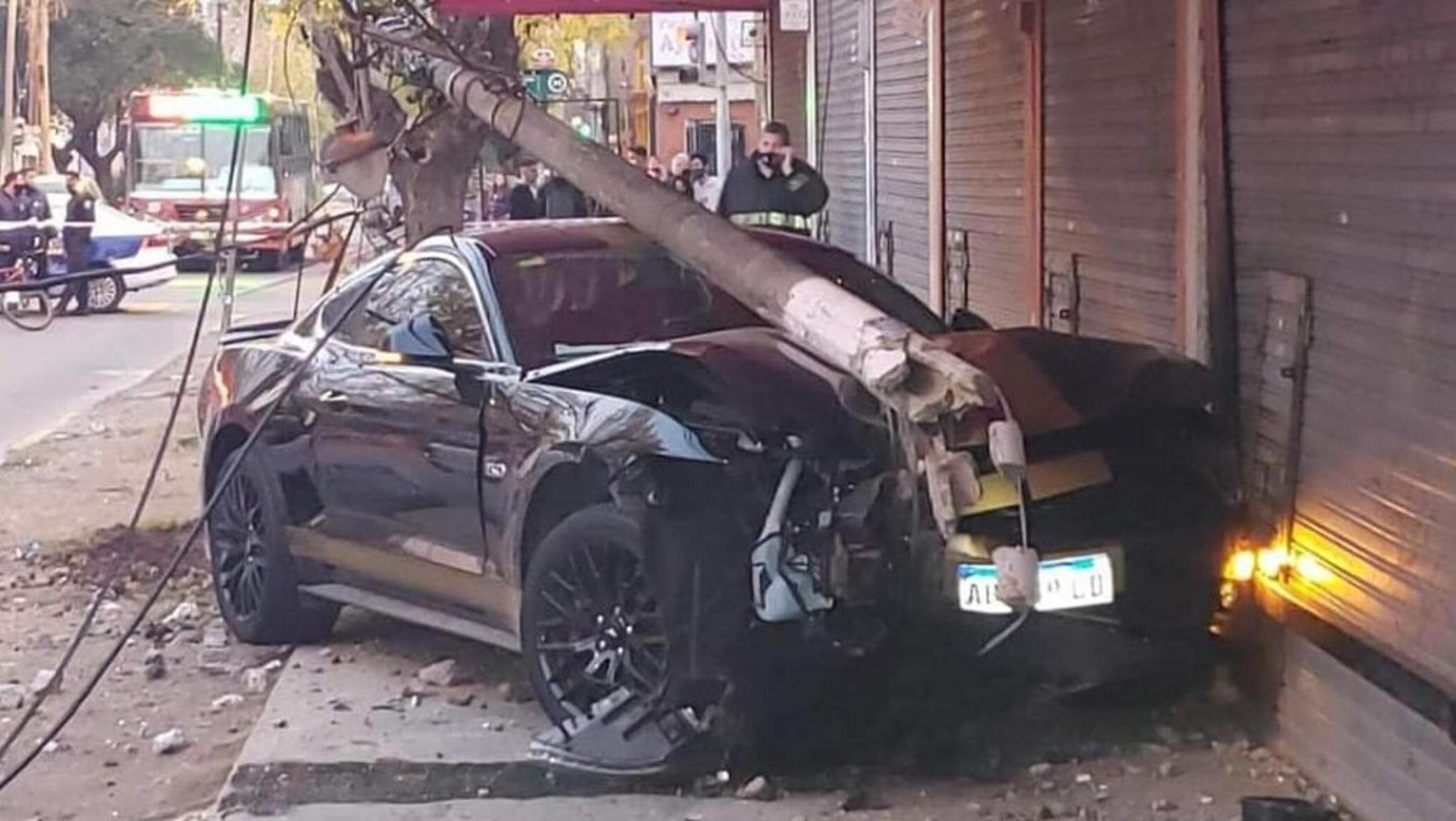 El Ford Mustang iba conducido por un joven de 23 años. (Gentileza: Oeste Noticias)