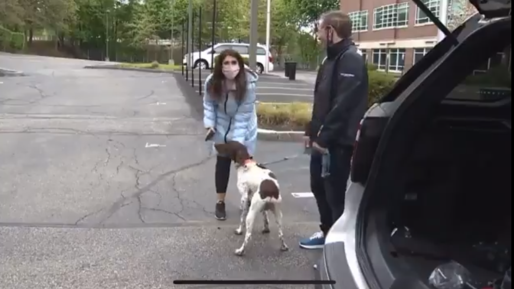 La periodista y el raptor del perro, en pleno reportaje.