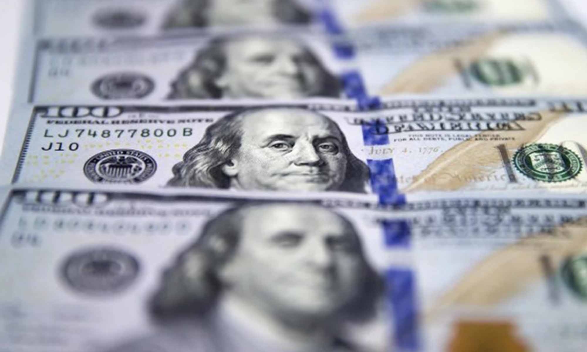 El dólar continúa siendo uno de los refugios financieros preferidos de los argentinos.