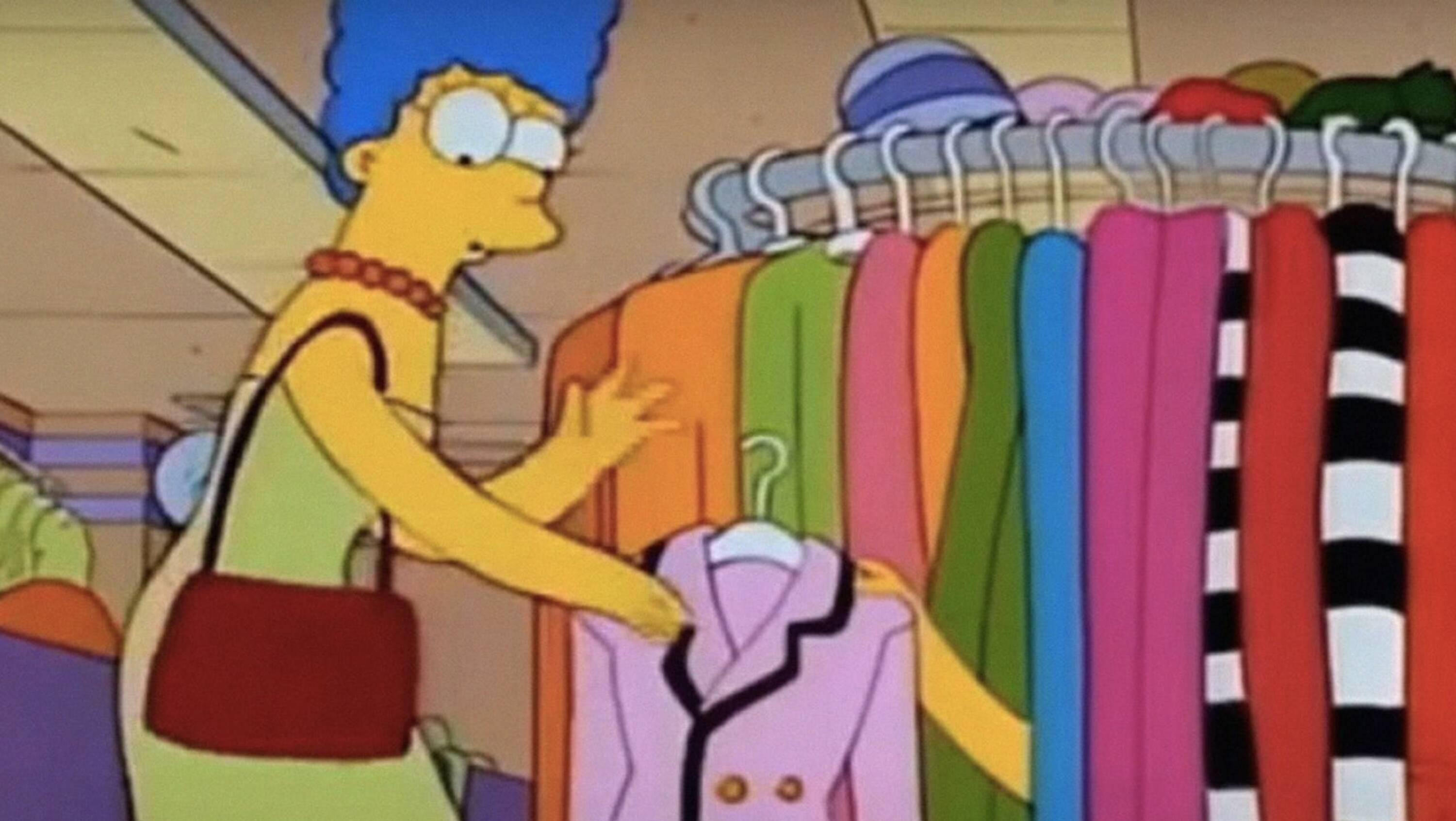 Marge eligiendo un vestido carísimo de Chanel para intentar encajar en un evento de la alta sociedad (Captura video) .