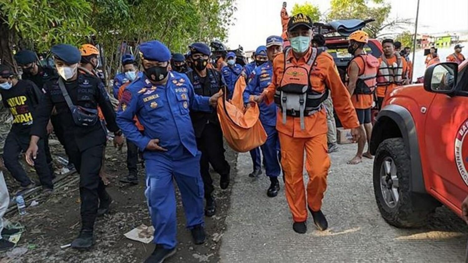 Indonesia: volcó un bote con 20 personas a bordo y murieron 7 de ellas.