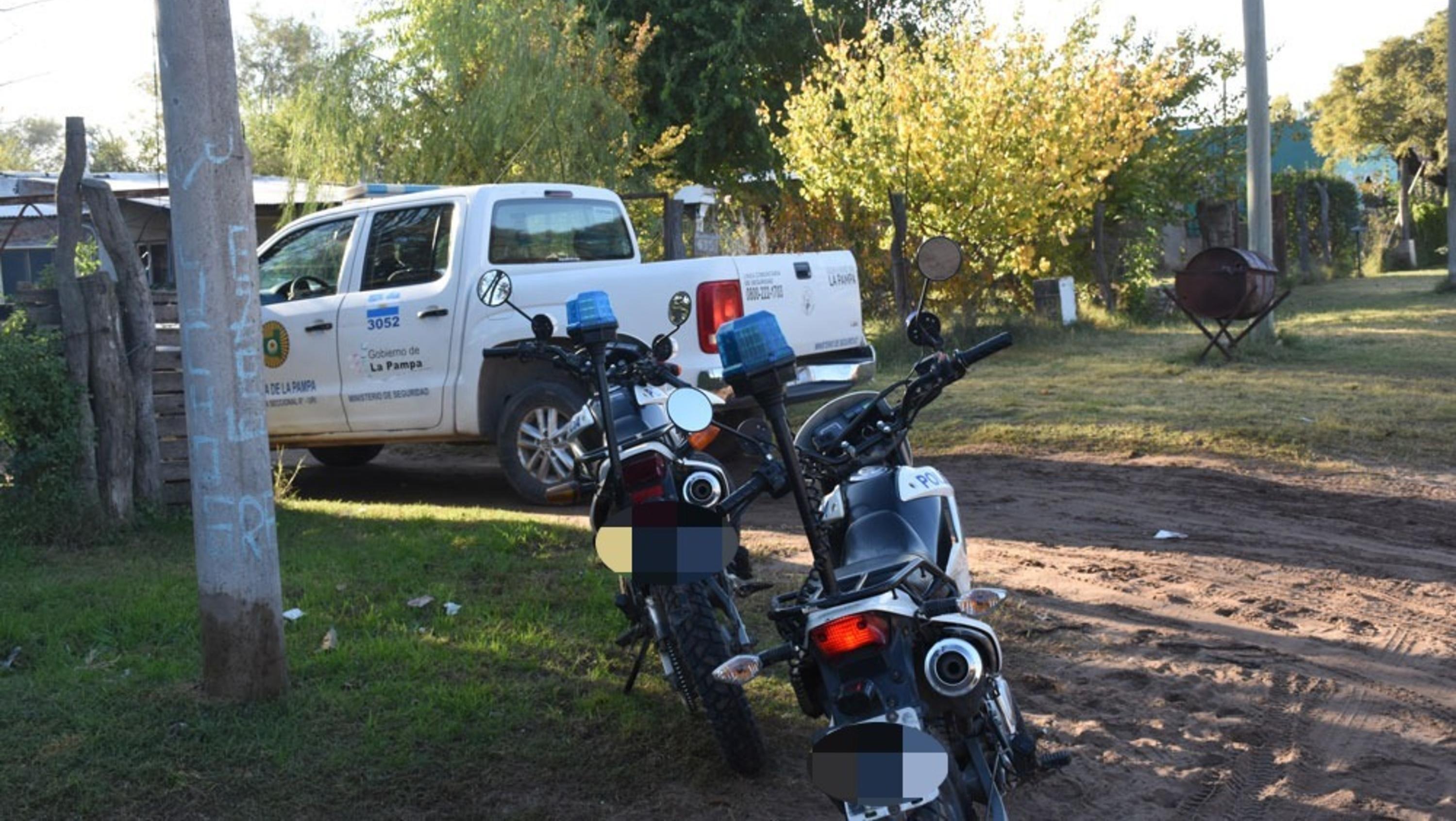 El ingreso a la vivienda donde estaban desmayados el padre y el hermano del victimario. (Gentileza: El diario de La Pampa)