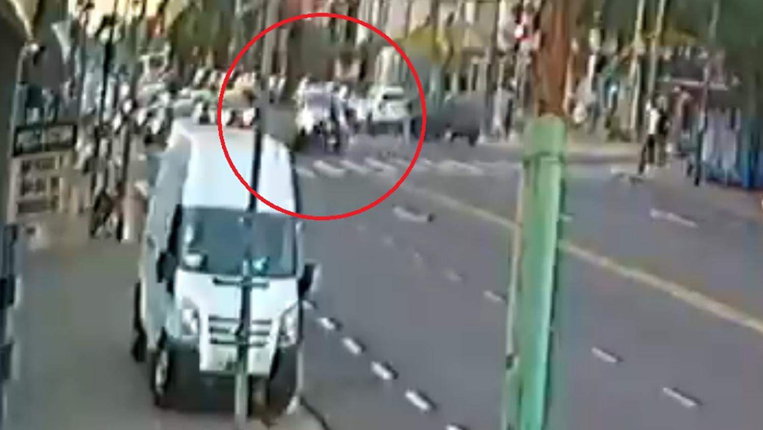 El momento en que el móvil policial atropelló a Ignacio Yustos, en la intersección de Ruta 8 y Pueyrredón (Captura de video).