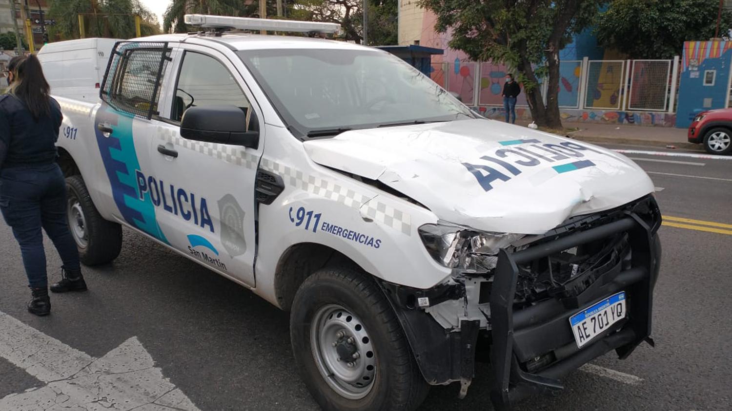 Así quedó el patrullero, conducido por una policía, que mató a Ignacio Yustos en San Martín (Twitter).