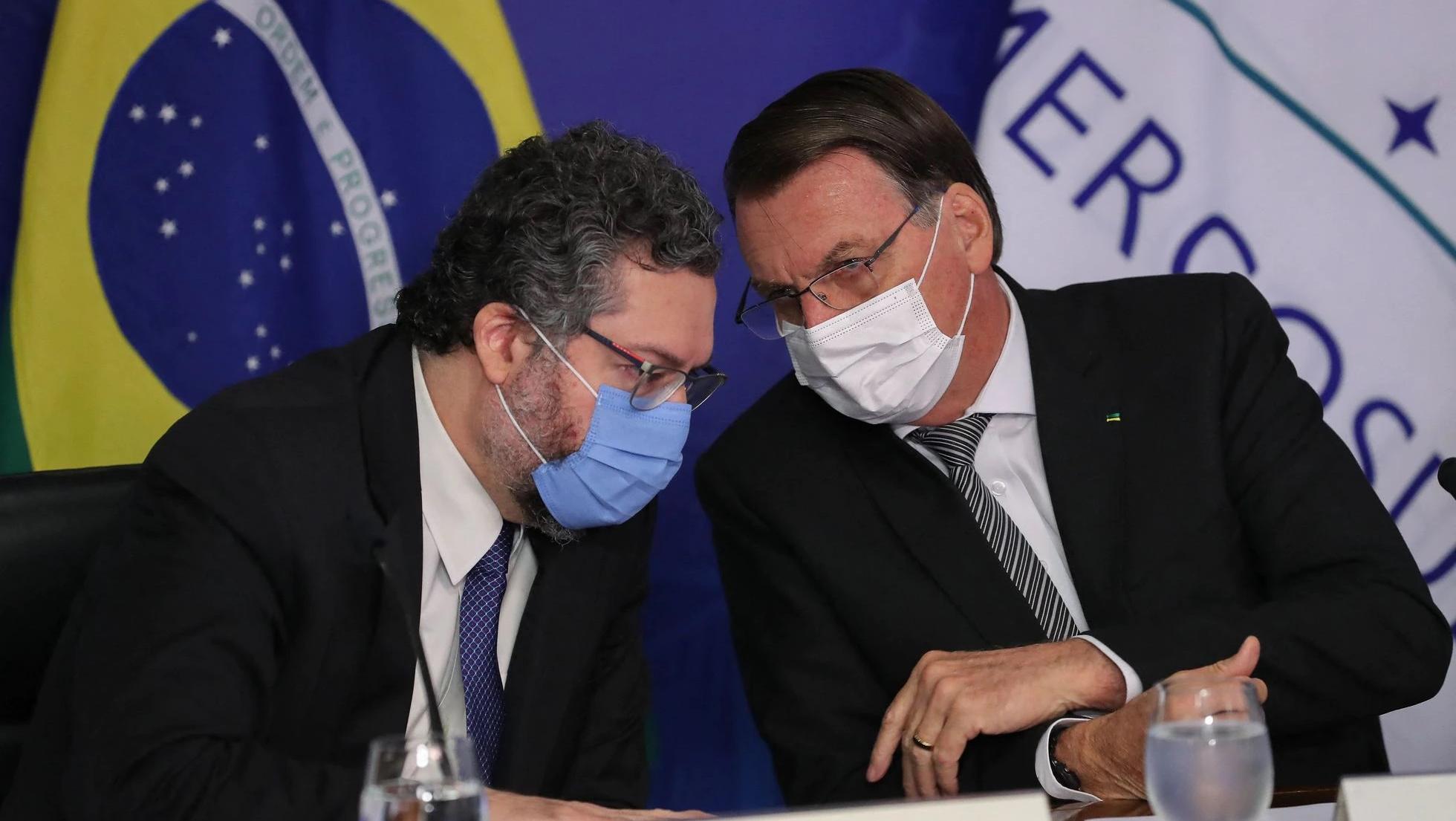 Ernesto Araújo junto al presidente de Brasil, Jair Bolsonaro.