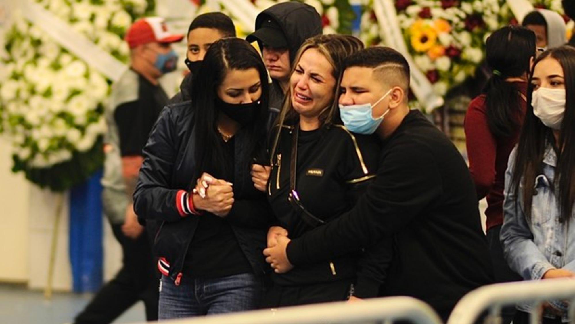 Deolane Bezerra, viuda de Mc Kevin durante el funeral del cantante (Gentileza Brazil News).