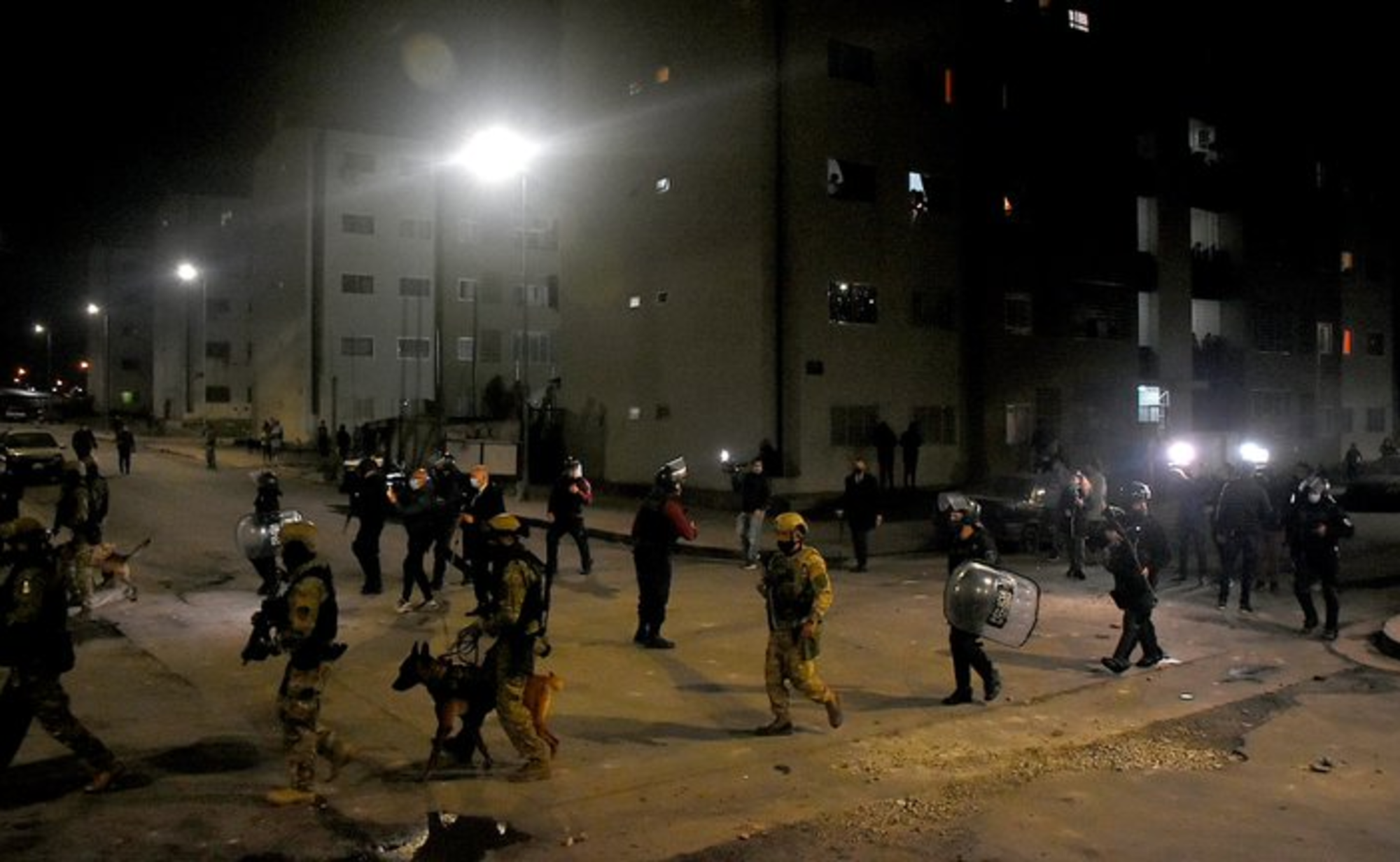 Efectivos de la Policía desplegados en una zona caliente de Ciudad.