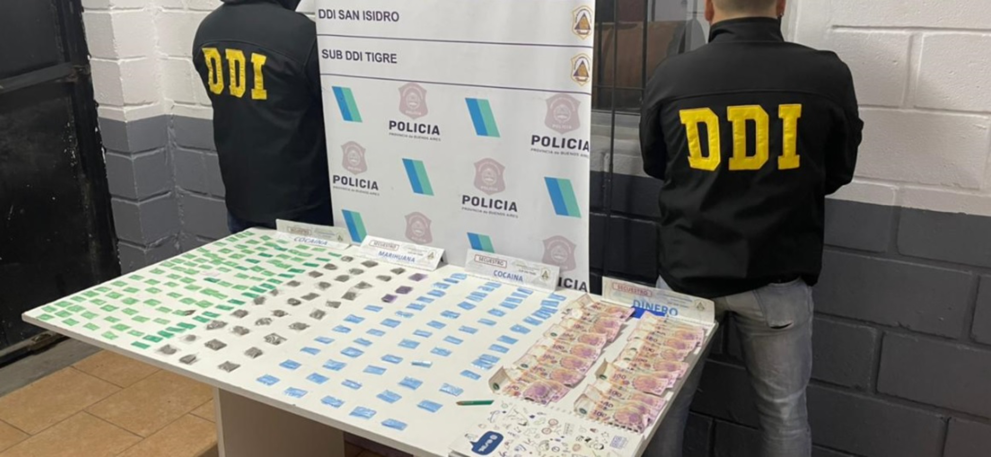 Parte de la droga que fue secuestrada por los investigadores policiales en poder de los marginales.