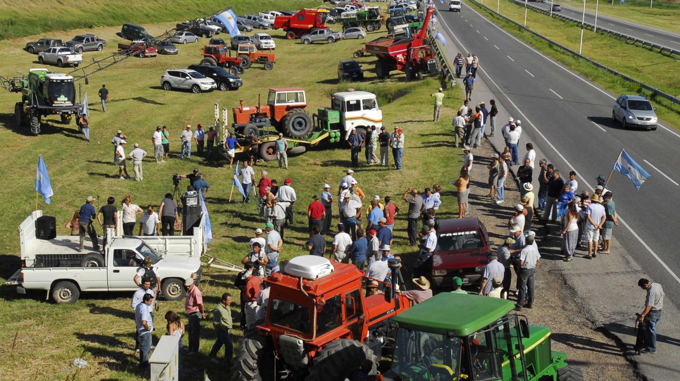 El campo inició su lock out tras la suspensión de las exportaciones de carne por 30 días.