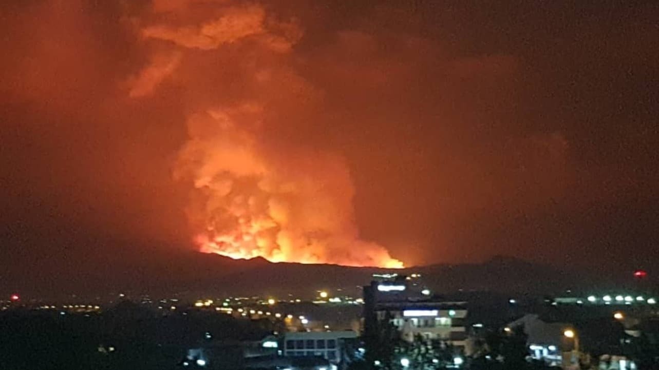 Actualmente la lava fluye hacia el sur y ha llegado al aeropuerto de la ciudad, según el volcanólogo Dario Tedesco.