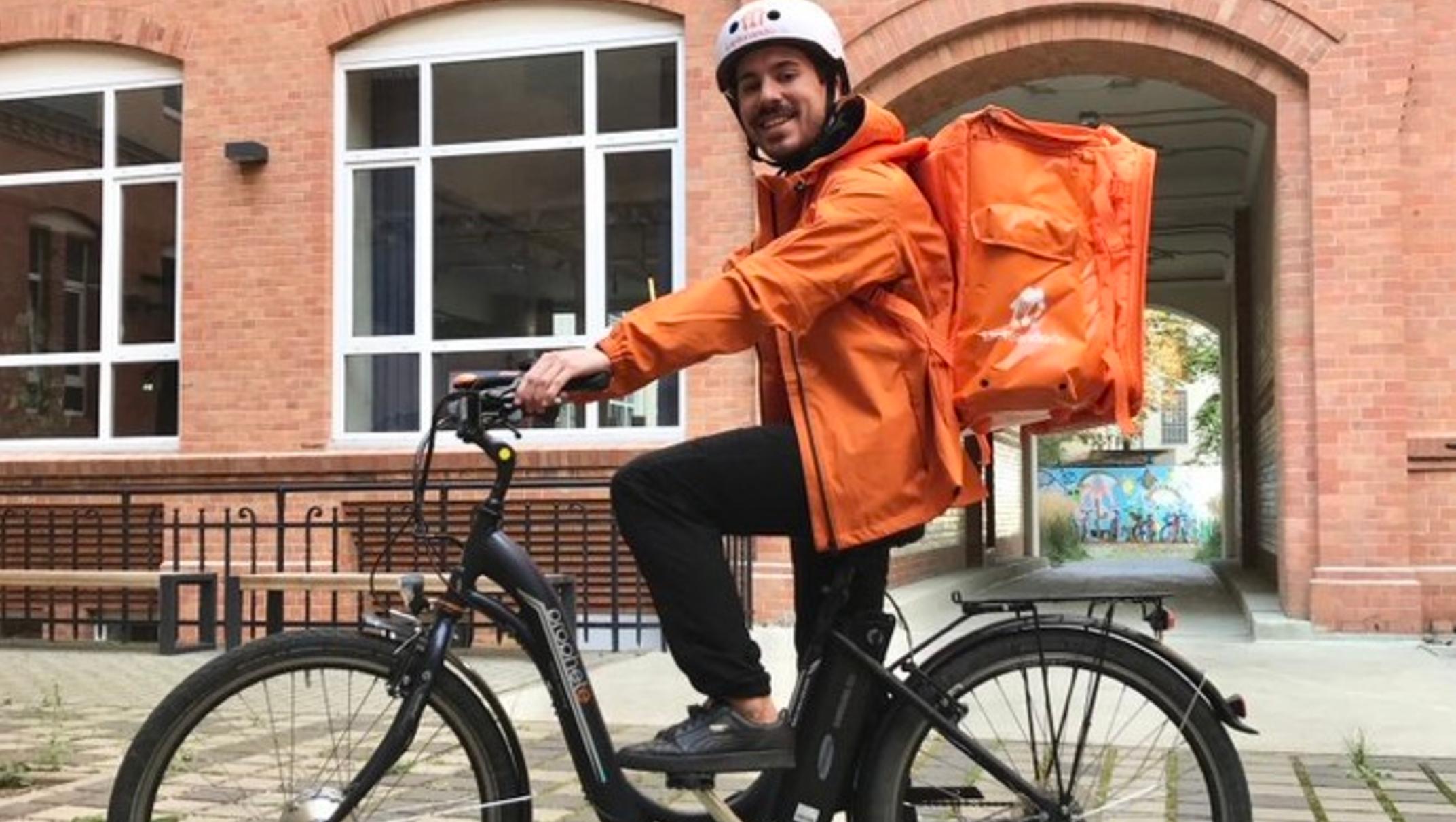 Gonzalo Pérez es un joven argentino que trabaja de delivery en Alemania (Twitter)