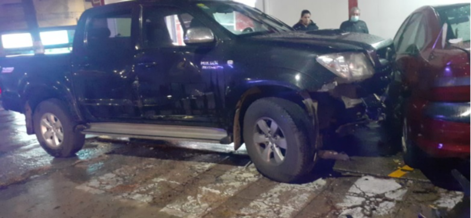 La camioneta robada terminó incrustada en otro vehículo.